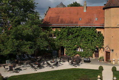 die Sonne am Abend lange genießen - im fränkischen Weingut mit Restaurant Idyllischer Freisitz im Schlosshof