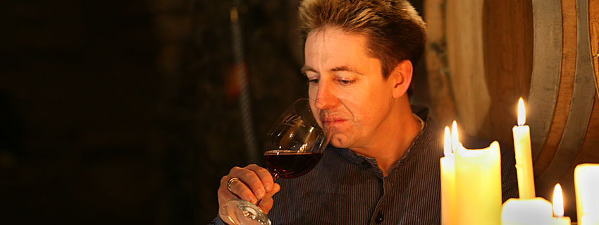Winzer Harald bei der Weindegustation seiner fränkischen Tropfen der Winzer bei der Weindegustation