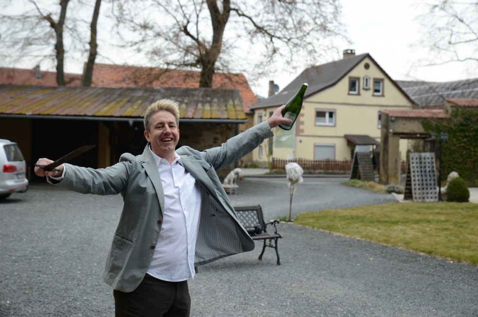 Sektköpfen mit Schwert