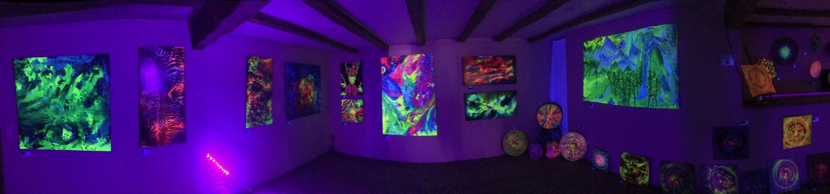 Schwarzlichtausstellung von Hendrik Reuss in 2020