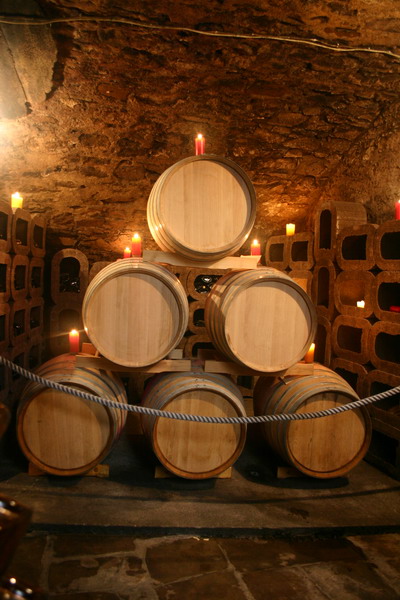 Barriquefässer im Gewölbekeller
